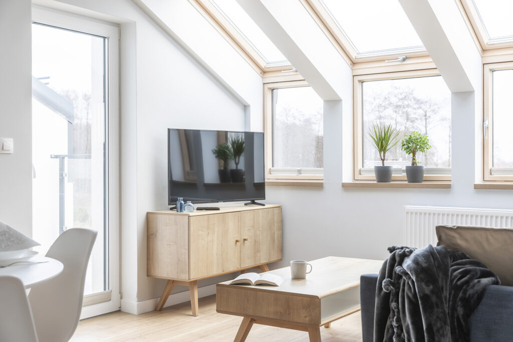 Apartament Dąbki - Przestronny salon z balkonem